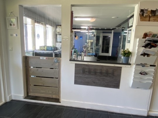 De balie en toegangshek tot de trimruimte